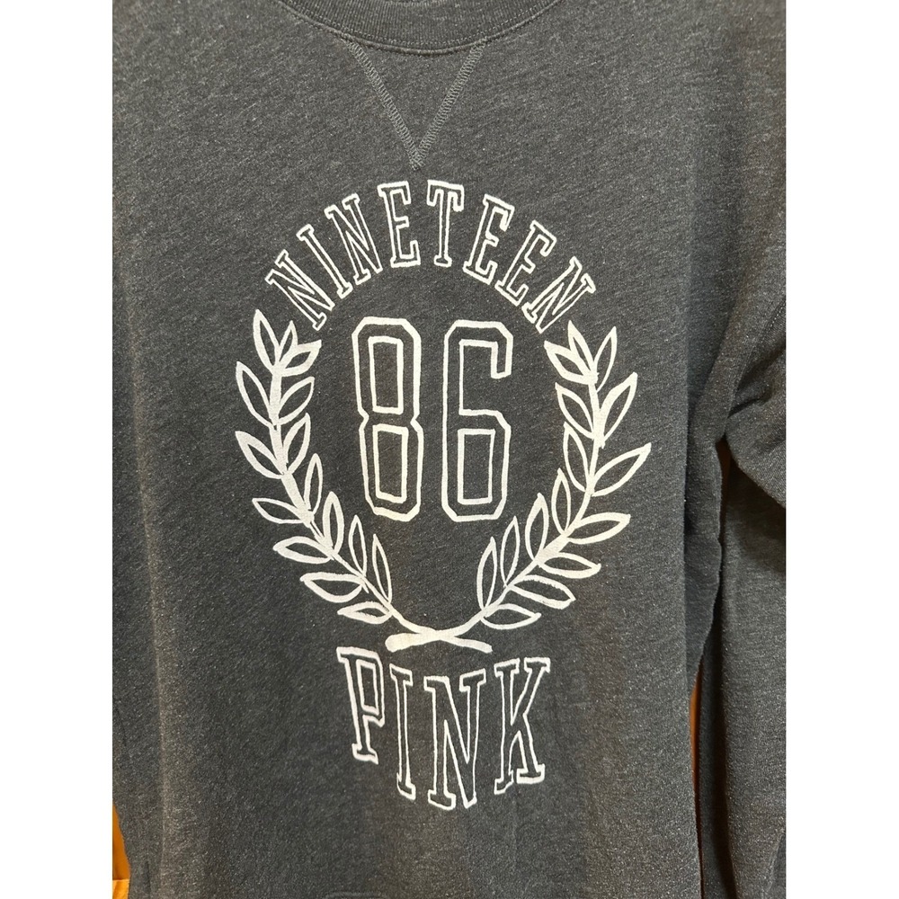Victoria's Secret PINK Sweatshirt XS‎ Gray Heather Nineteen 86 Graphic Pullover